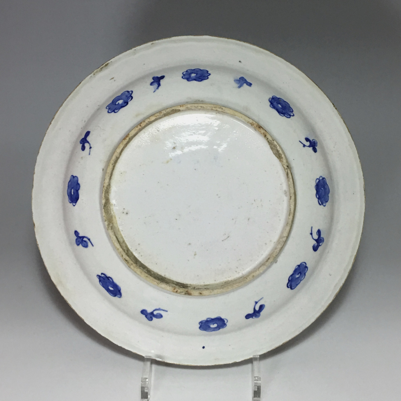 IZNIK - Turquie Ottomane - Plat à décor stylisé en bleu - Deuxième moitié du XVIe siècle