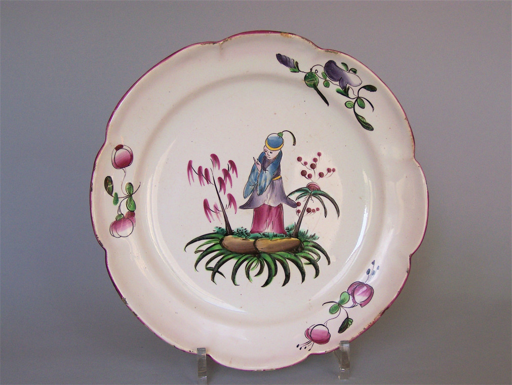 Aprey - Paire d'assiettes en faïence à décor aux chinois - XVIIIe siècle