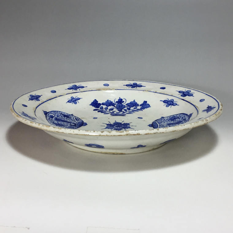 IZNIK - Turquie Ottomane - Plat à décor stylisé en bleu - Deuxième moitié du XVIe siècle