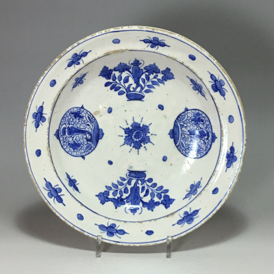 IZNIK - Turquie Ottomane - Plat à décor stylisé en bleu - Deuxième moitié du XVIe siècle