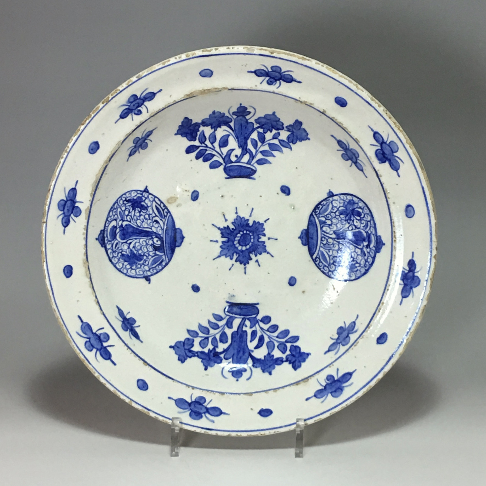 IZNIK - Turquie Ottomane - Plat à décor stylisé en bleu - Deuxième moitié du XVIe siècle