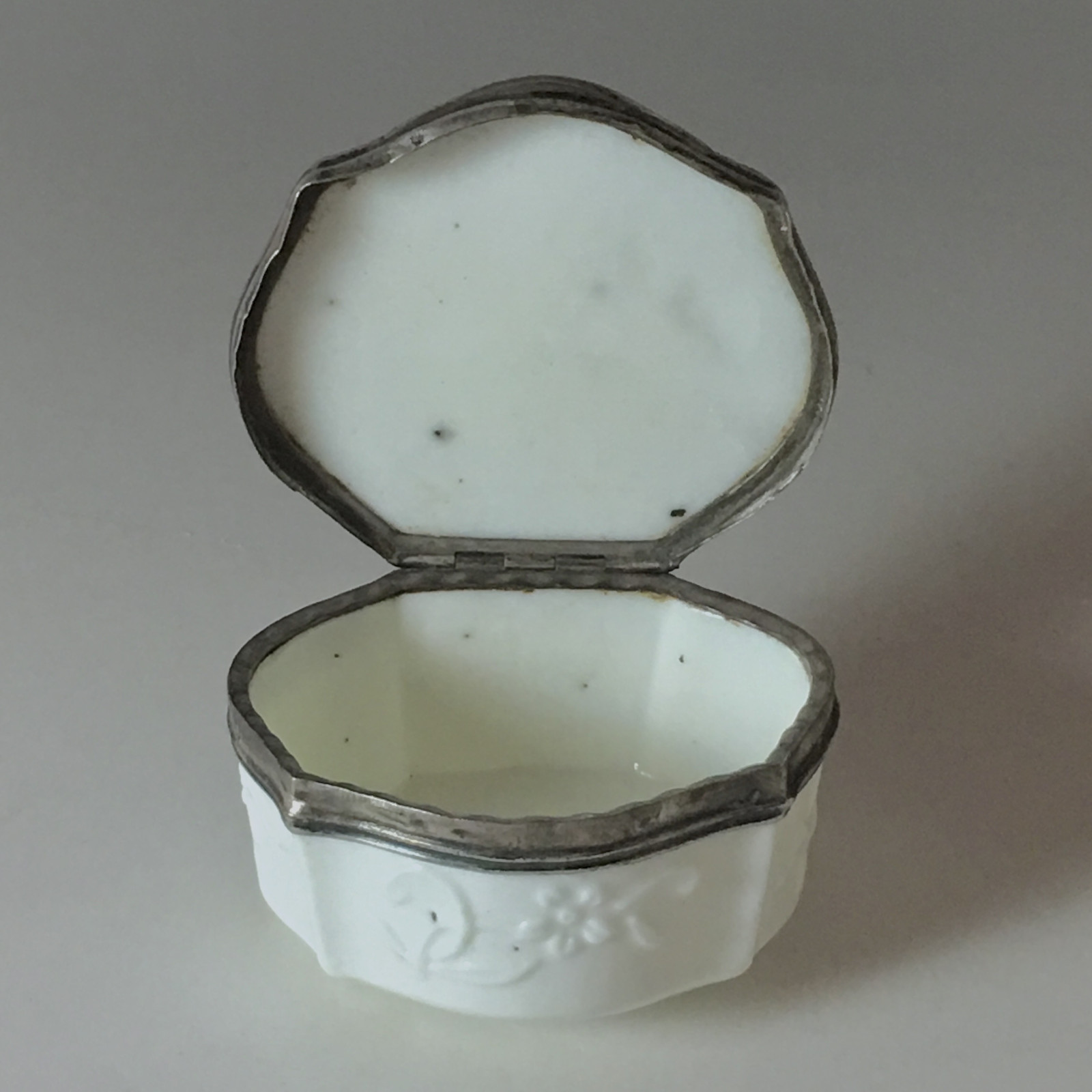 Saint-Cloud ou Mennecy - Boîte en porcelaine tendre - XVIIIe siècle