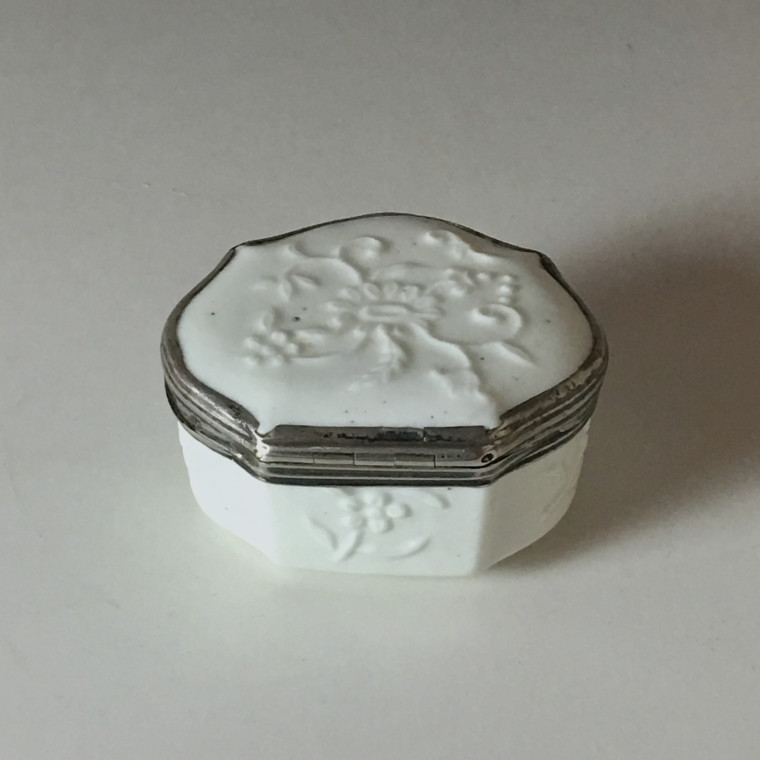 Saint-Cloud or Mennecy - Soft Porcelain Box - Eighteenth Century