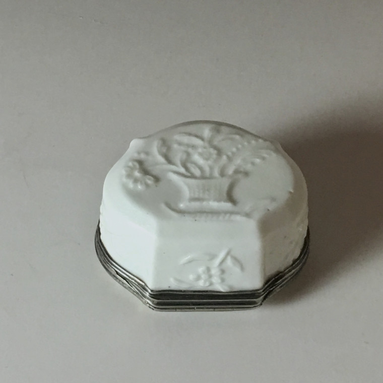 Saint-Cloud ou Mennecy - Boîte en porcelaine tendre - XVIIIe siècle