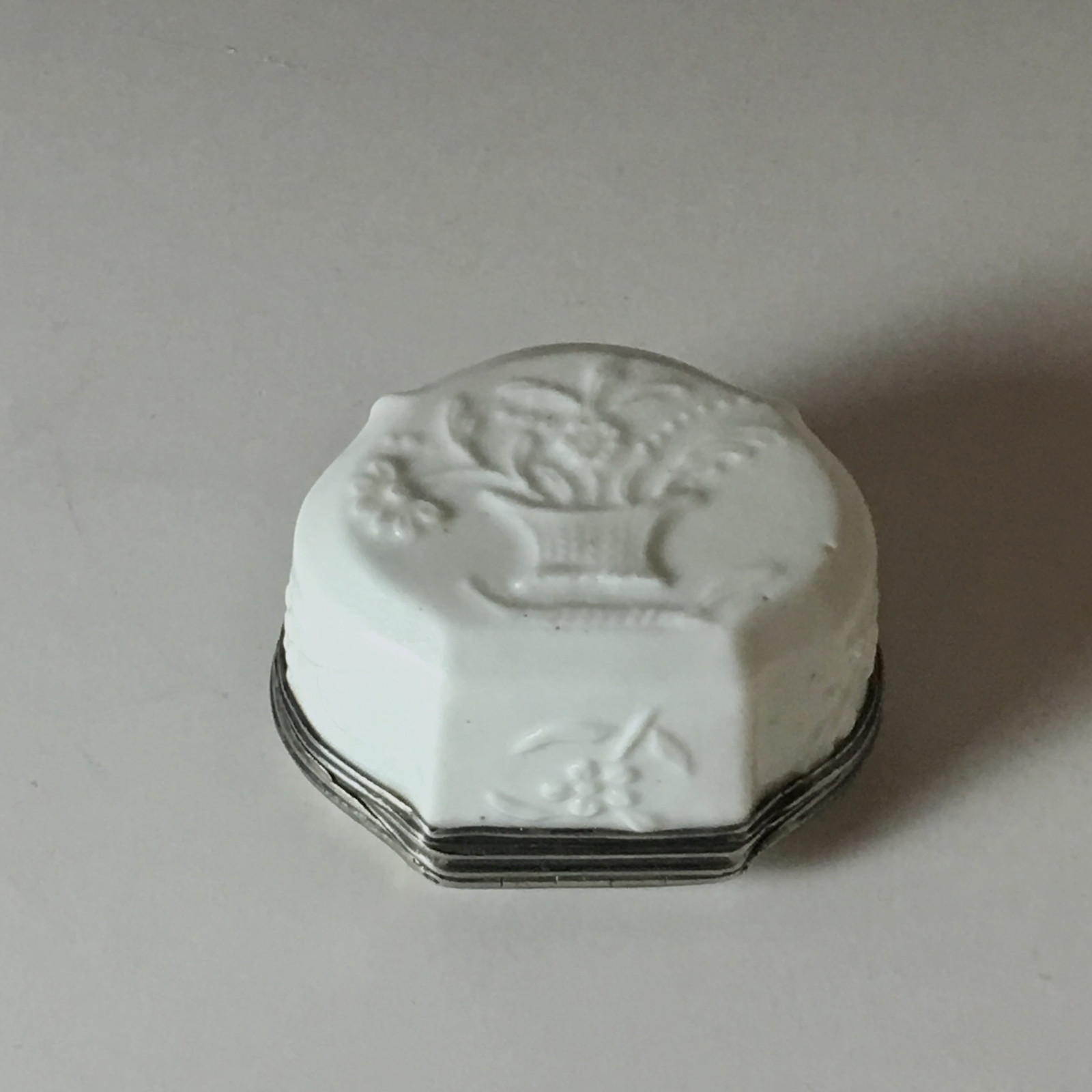 Saint-Cloud ou Mennecy - Boîte en porcelaine tendre - XVIIIe siècle