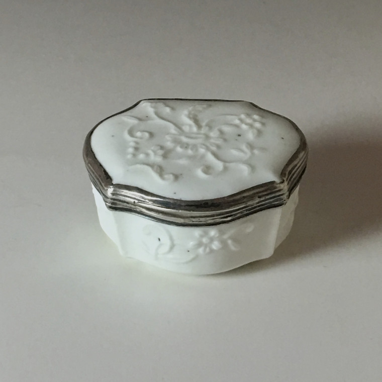 Saint-Cloud or Mennecy - Soft Porcelain Box - Eighteenth Century