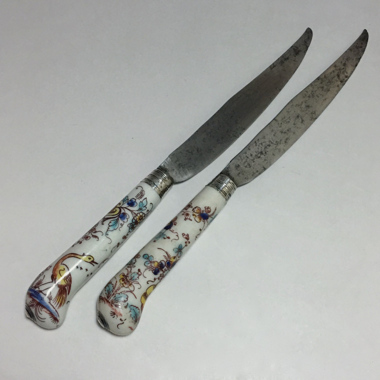 Saint-cloud  - Two knives with polychrome decoration - eighteenth century