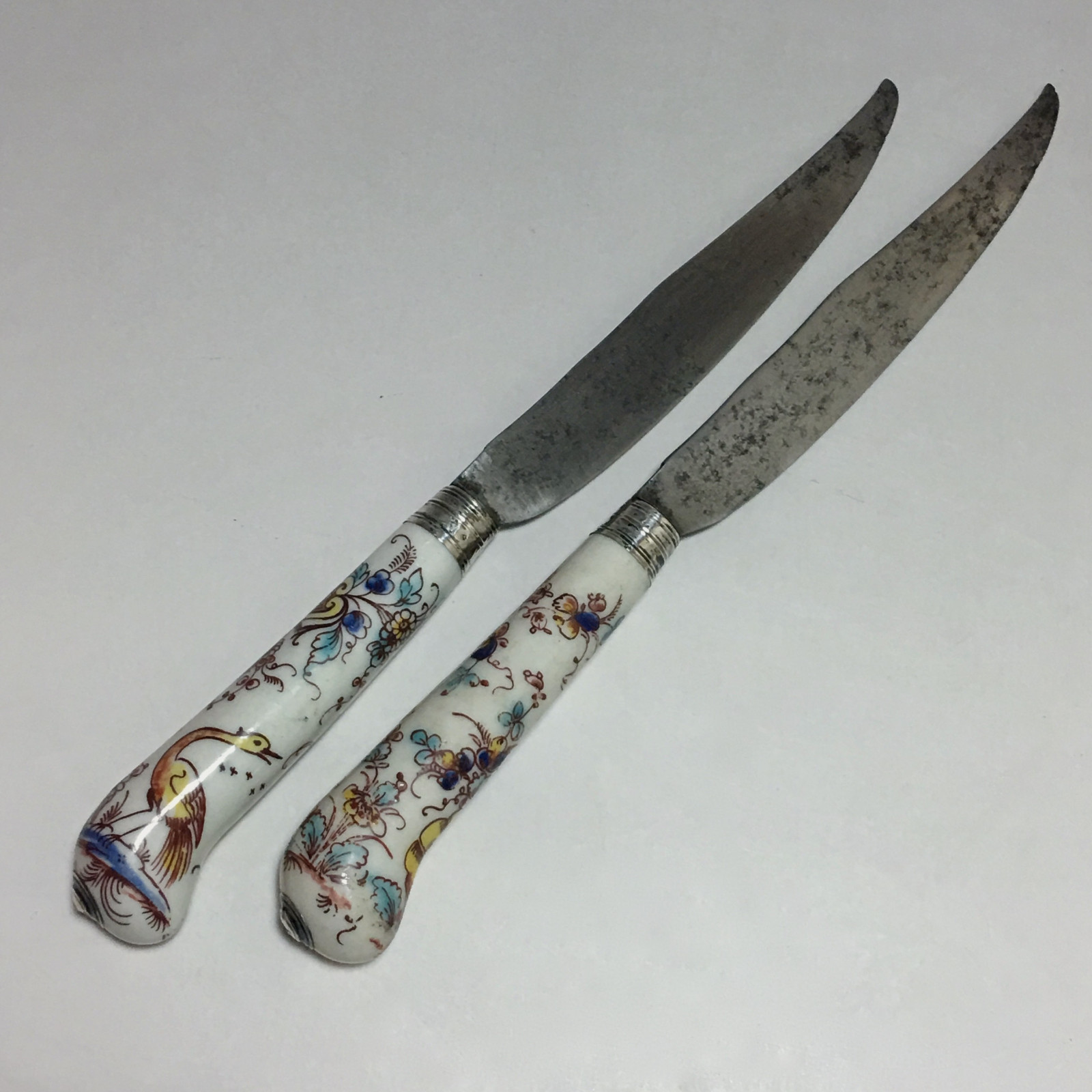 Saint-cloud  - Two knives with polychrome decoration - eighteenth century