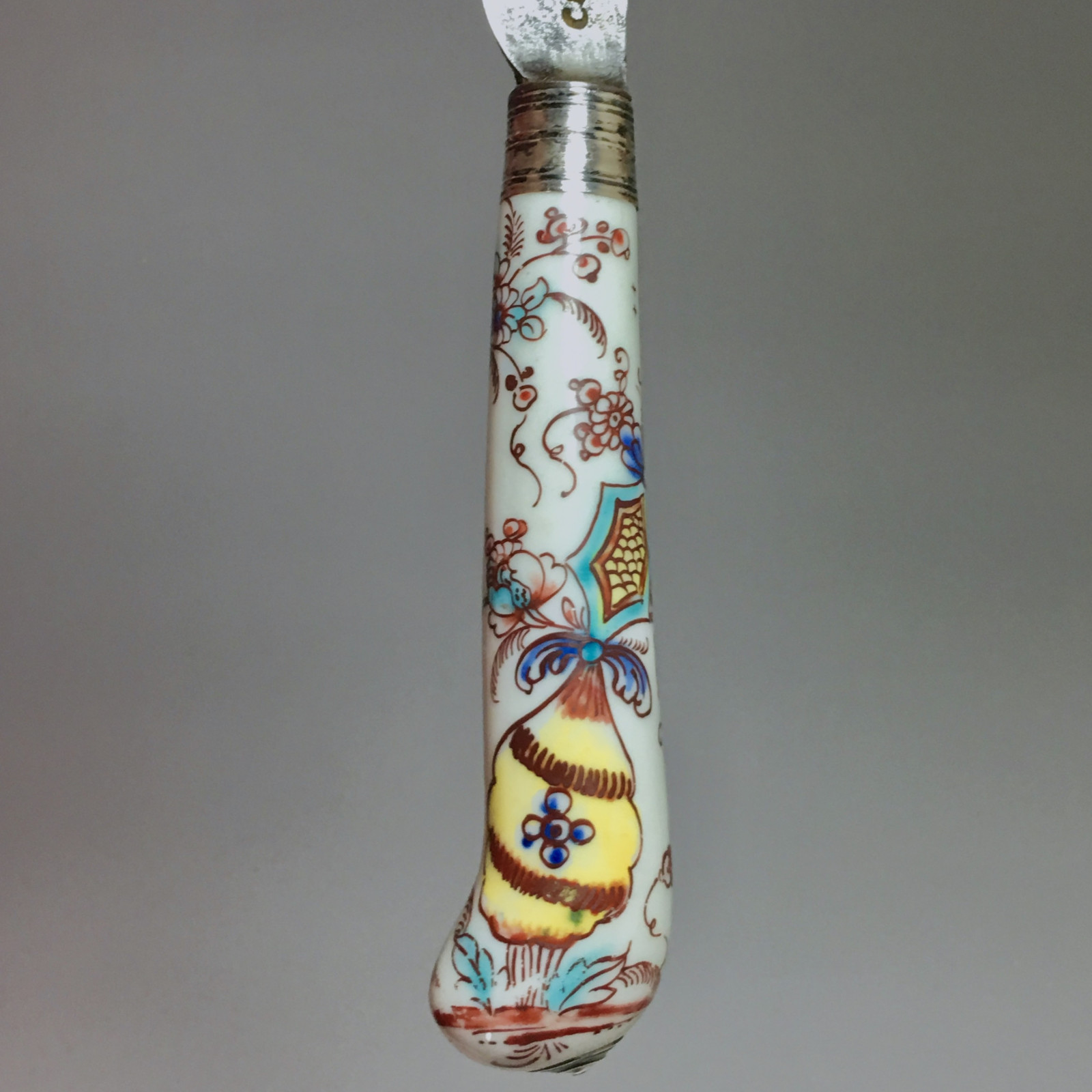 Saint-cloud  - Two knives with polychrome decoration - eighteenth century