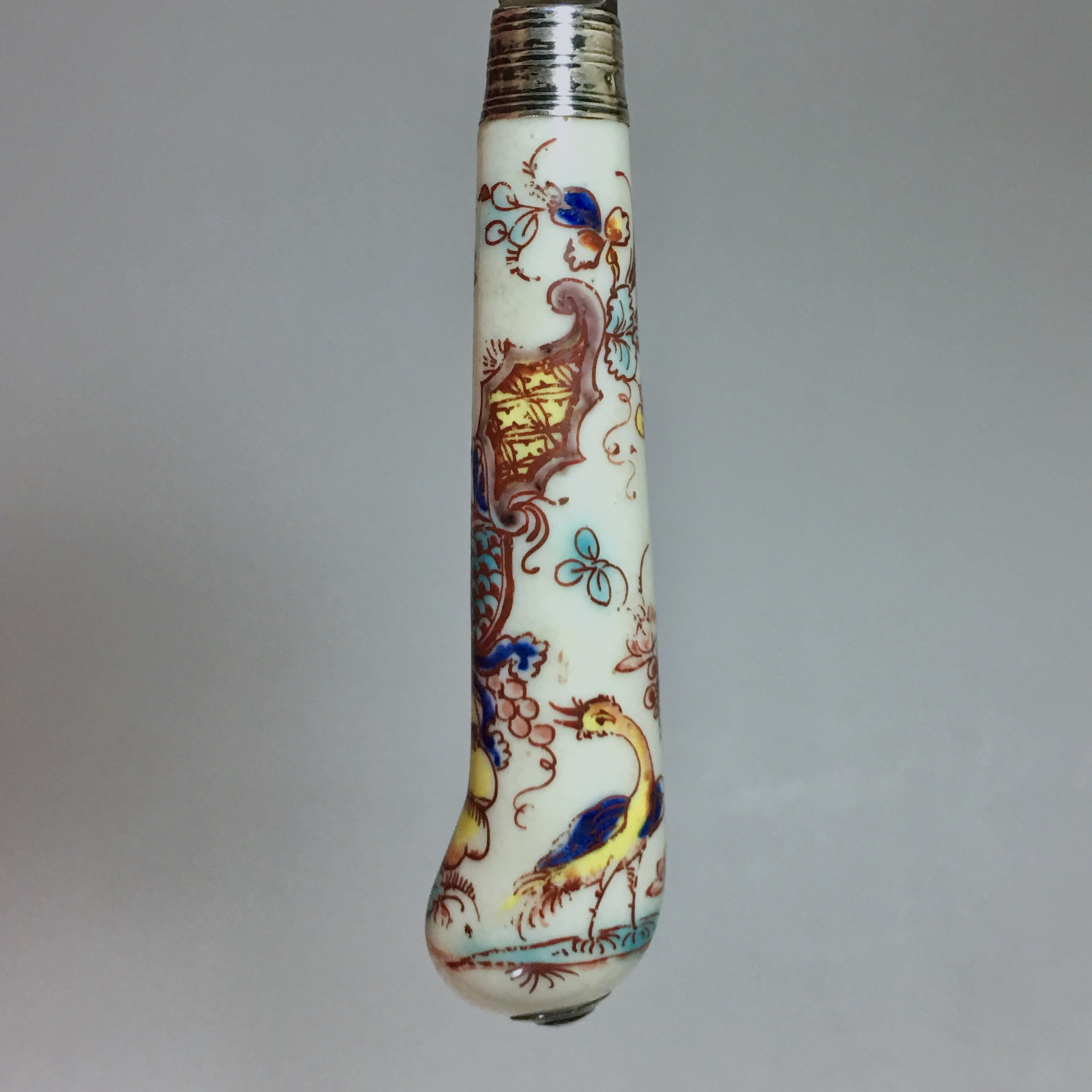 Saint-cloud  - Two knives with polychrome decoration - eighteenth century