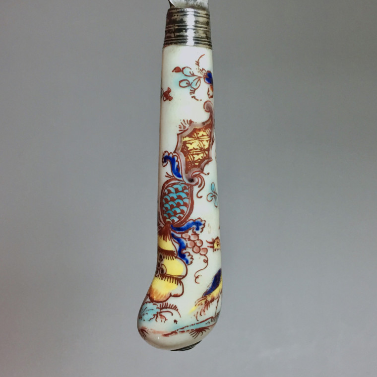 Saint-cloud  - Two knives with polychrome decoration - eighteenth century