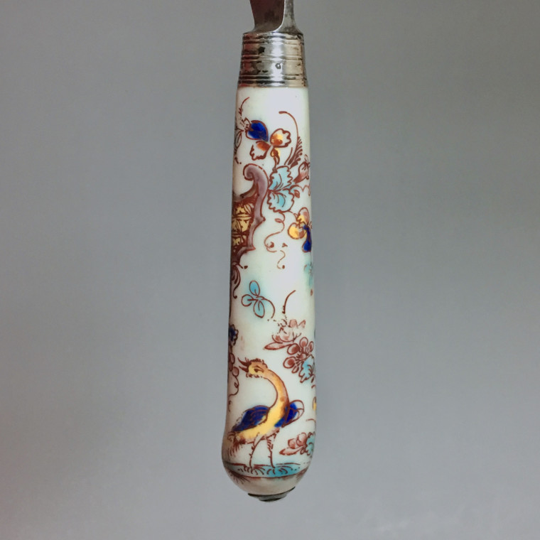 Saint-cloud  - Two knives with polychrome decoration - eighteenth century