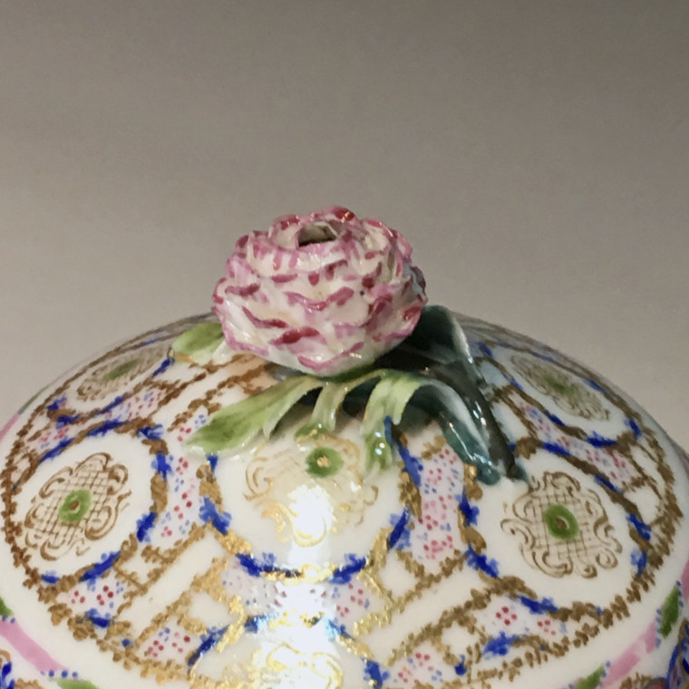 Pot à sucre Hébert en porcelaine tendre de Sèvres du XVIIIe siècle - 1766