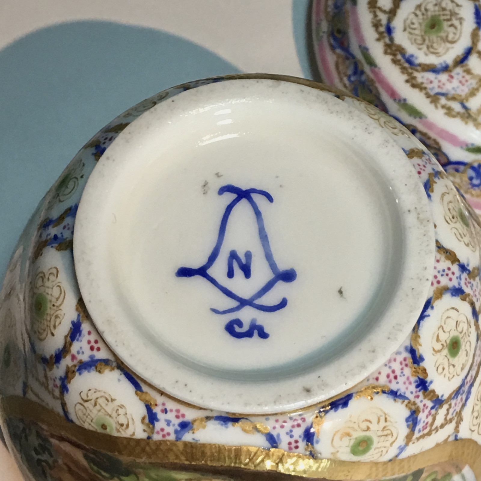 Pot à sucre Hébert en porcelaine tendre de Sèvres du XVIIIe siècle - 1766