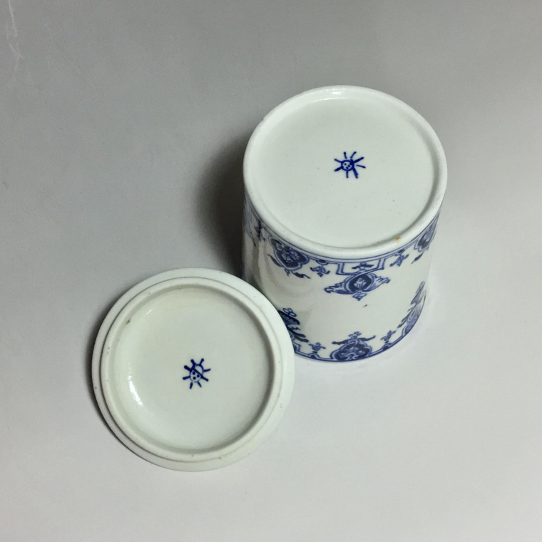 Pot de toilette en porcelaine tendre de Saint-cloud - 1700-1710