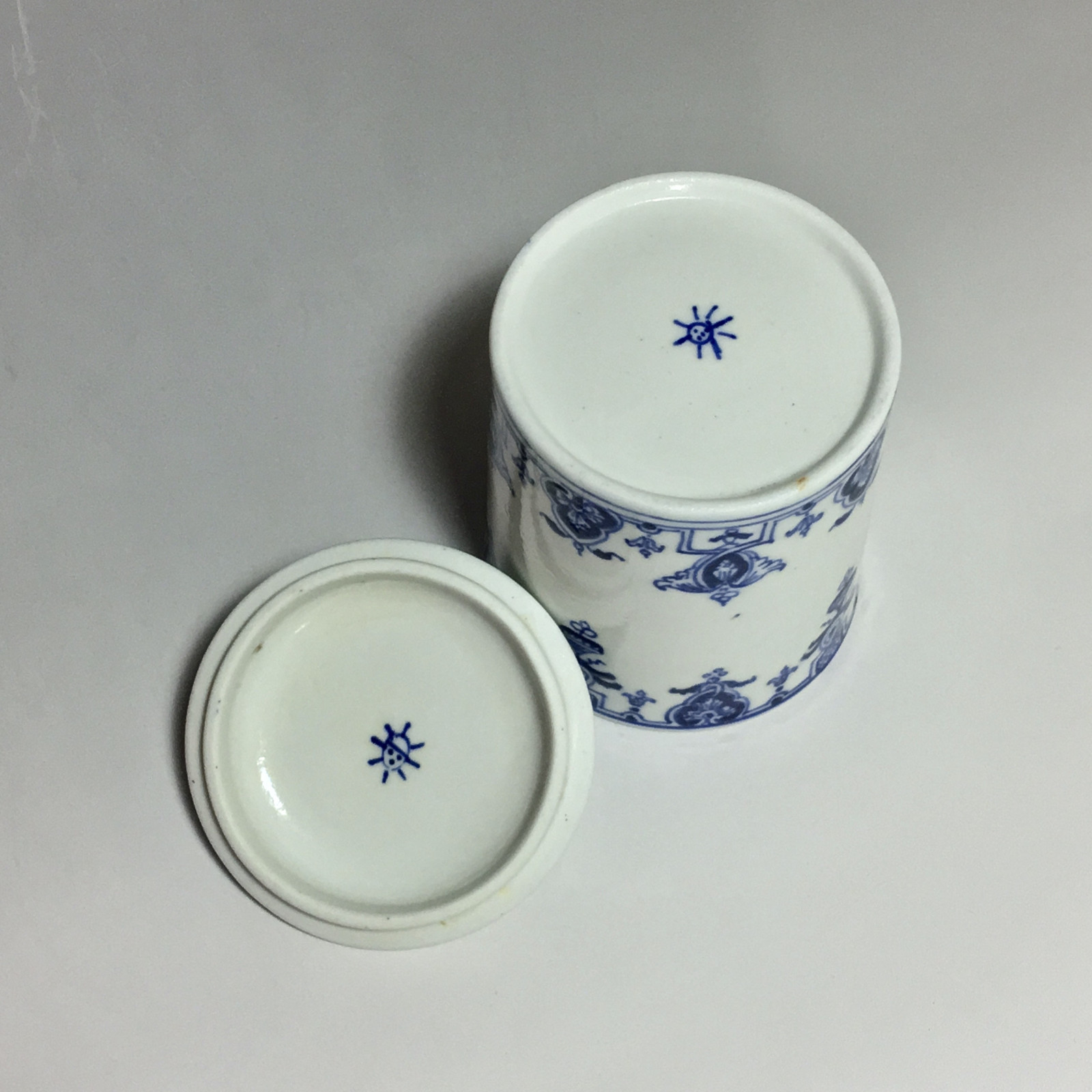 Soft porcelain toilet pot from Saint-Cloud - 1700-1710