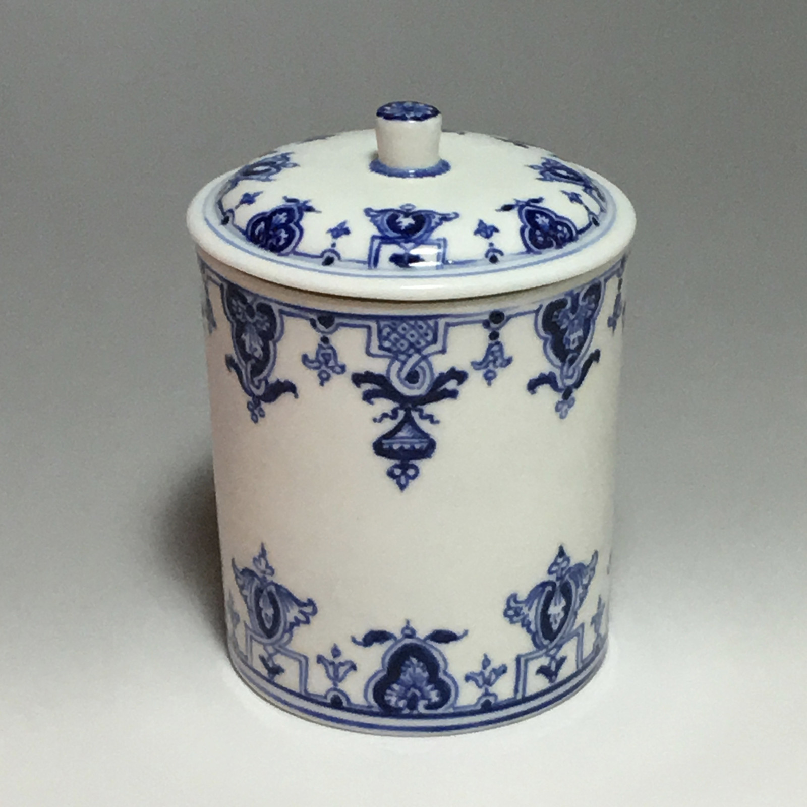 Pot de toilette en porcelaine tendre de Saint-cloud - 1700-1710