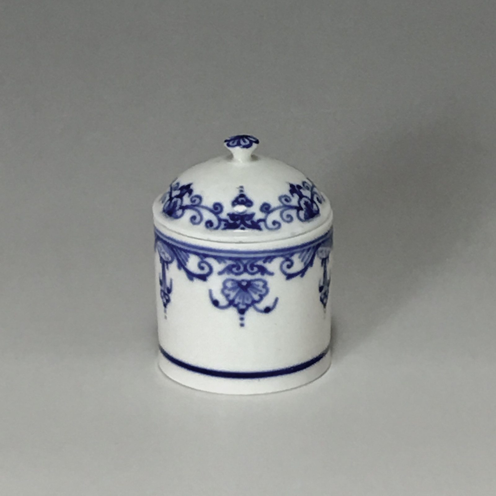 Pot for makeup in soft porcelain of Mennecy - eighteenth century