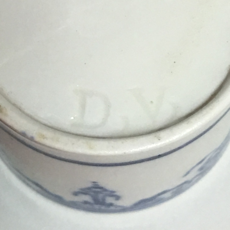 Pot for makeup in soft porcelain of Mennecy - eighteenth century