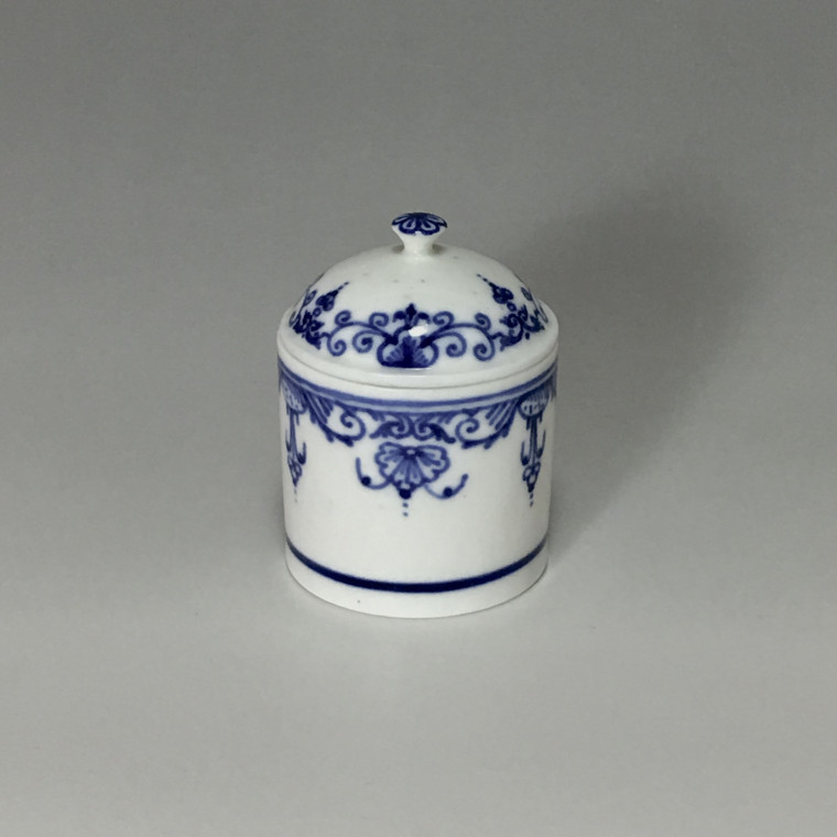 Pot for makeup in soft porcelain of Mennecy - eighteenth century