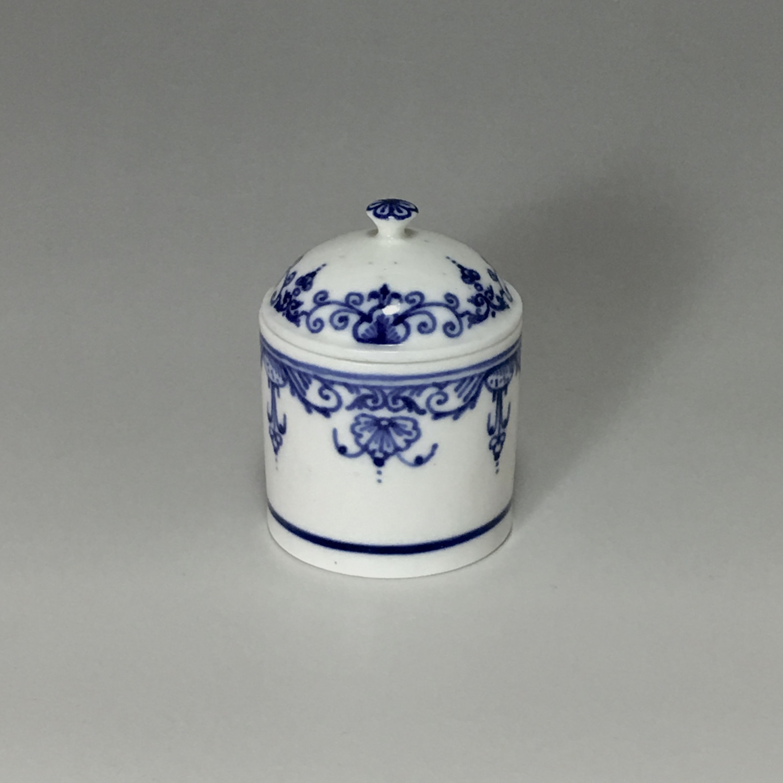 Pot for makeup in soft porcelain of Mennecy - eighteenth century