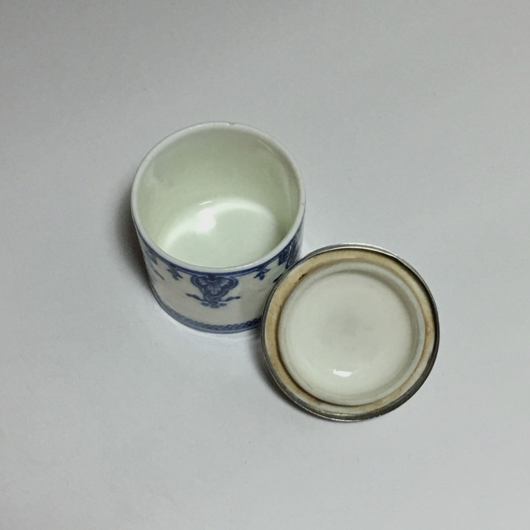 Pot for makeup in soft porcelain of Saint-Cloud - early eighteenth century