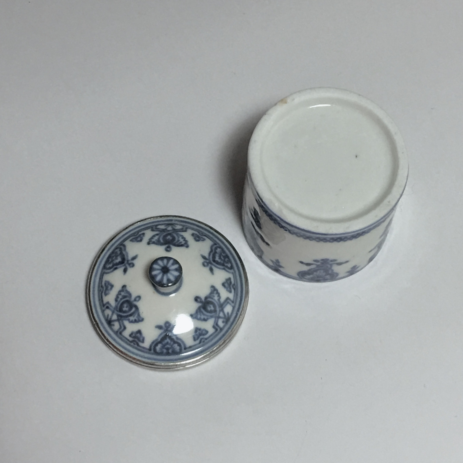 Pot à fard en porcelaine tendre de Saint-cloud - Début du XVIIIe siècle