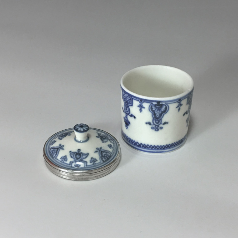Pot for makeup in soft porcelain of Saint-Cloud - early eighteenth century