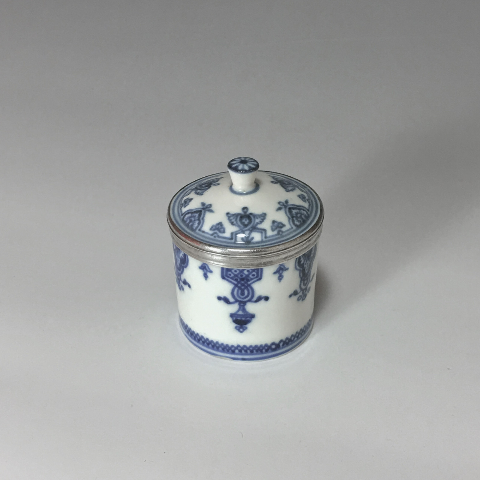 Pot for makeup in soft porcelain of Saint-Cloud - early eighteenth century