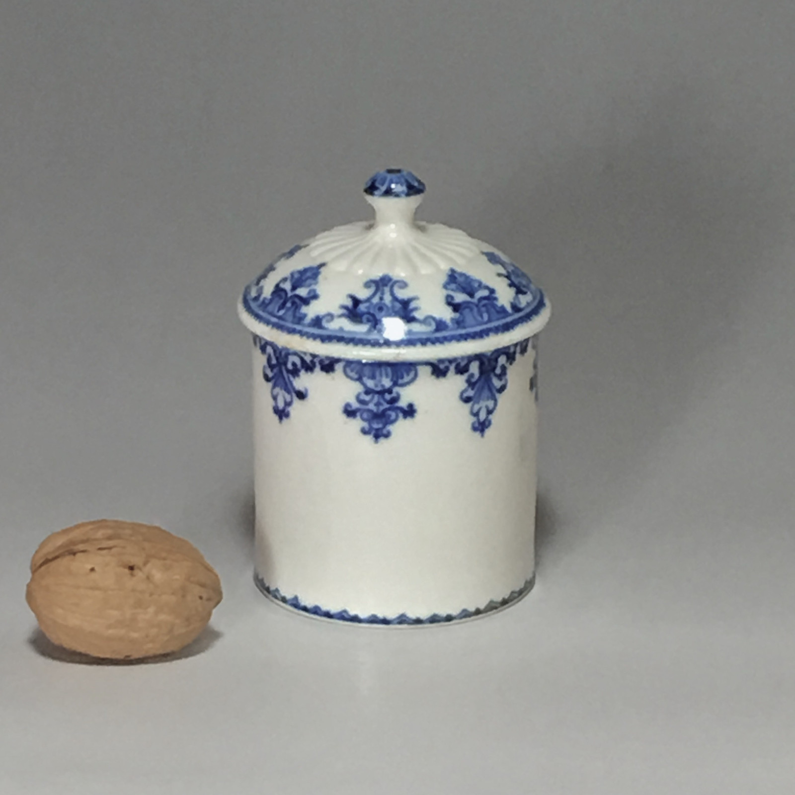 Pot for makeup in soft porcelain of Saint-Cloud - early eighteenth century