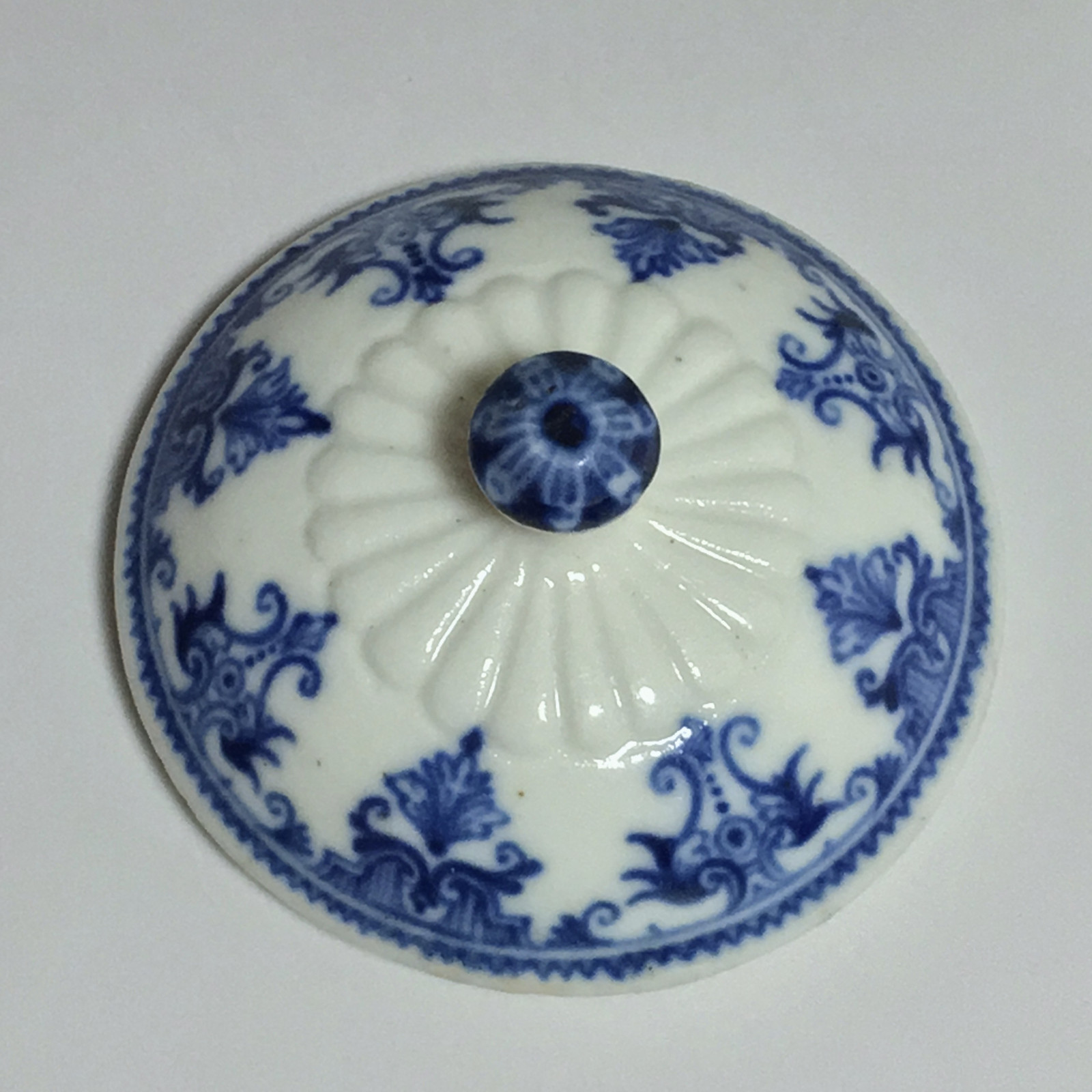 Pot for makeup in soft porcelain of Saint-Cloud - early eighteenth century