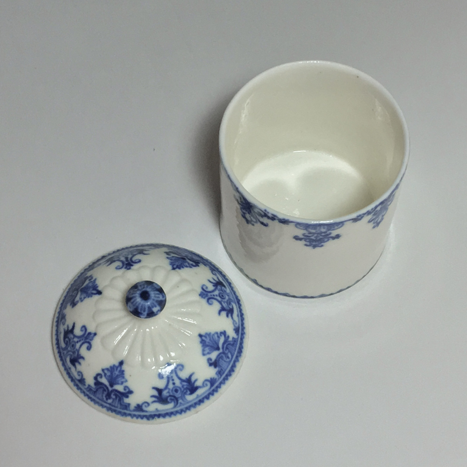 Pot for makeup in soft porcelain of Saint-Cloud - early eighteenth century