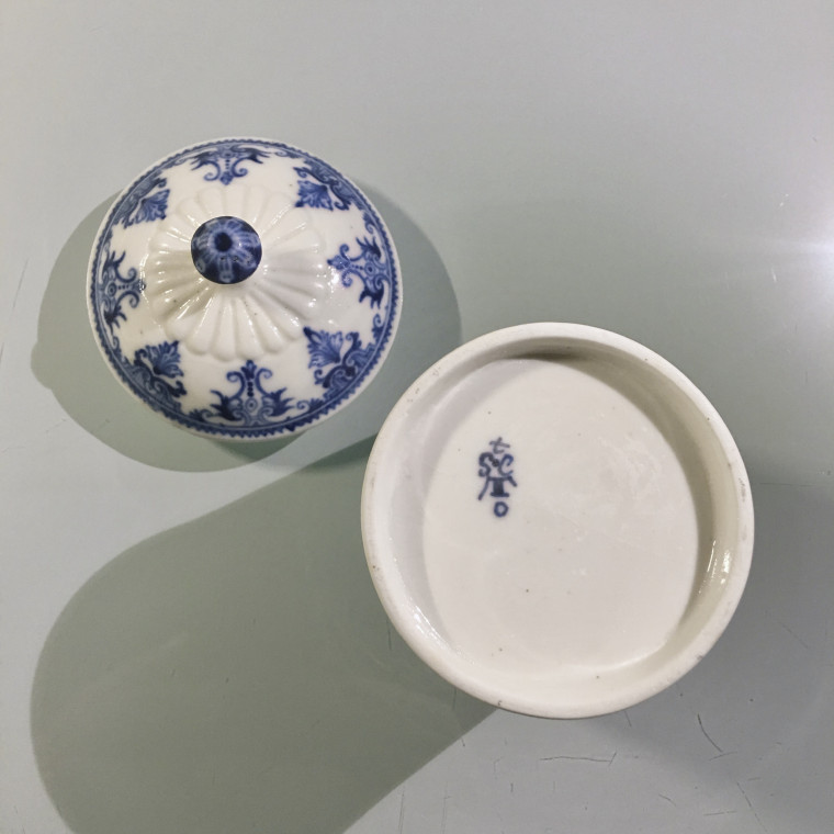 Pot à fard en porcelaine tendre de Saint-cloud - Début du XVIIIe siècle