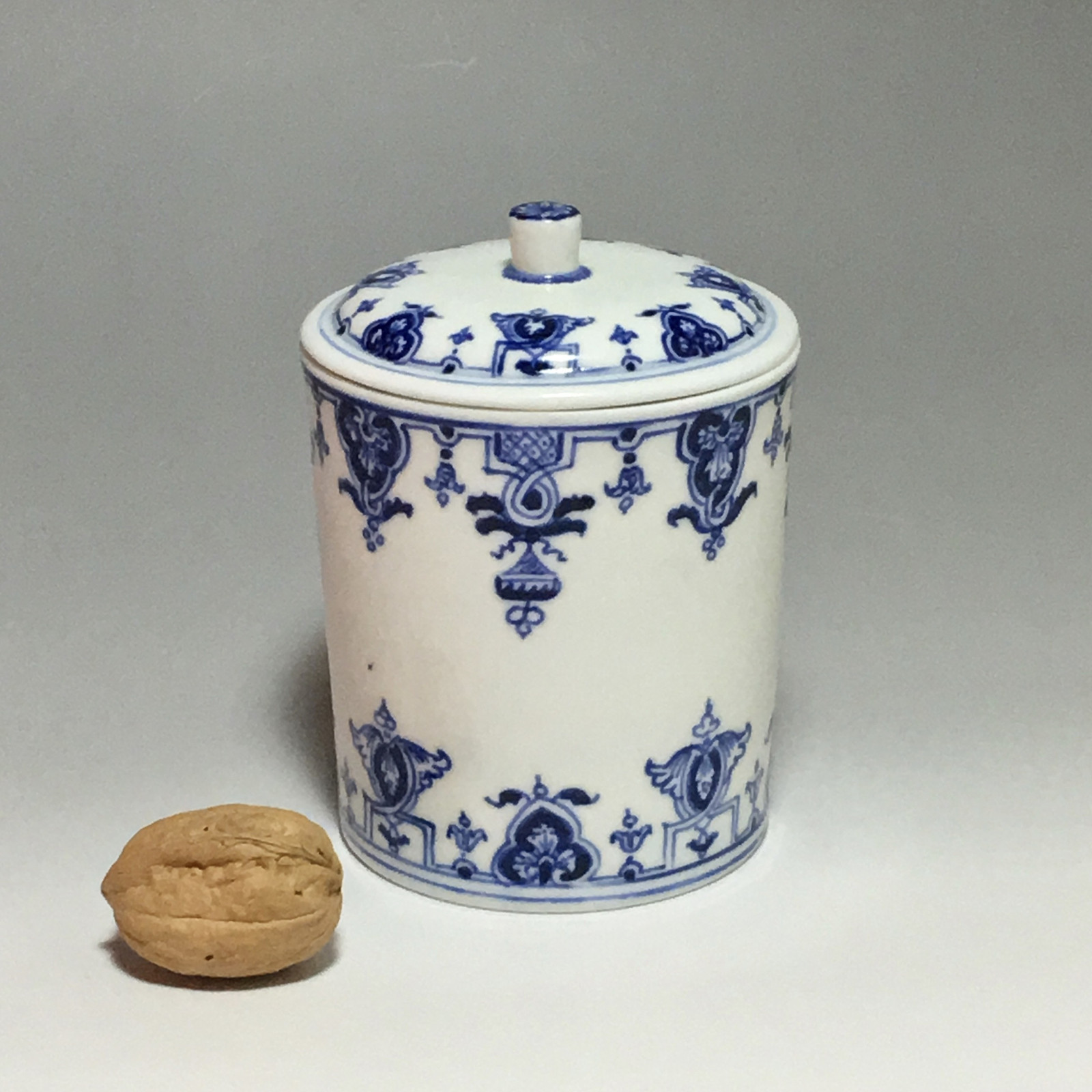 Soft porcelain toilet pot from Saint-Cloud - 1700-1710