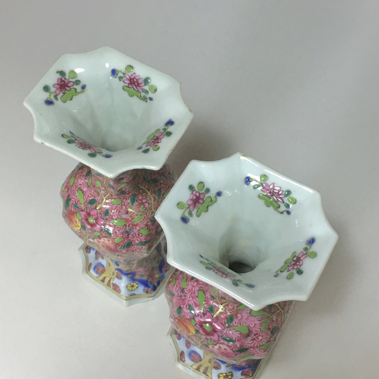 Chine – Paire de vases de la famille rose - Dynastie Qing, XVIIIe siècle