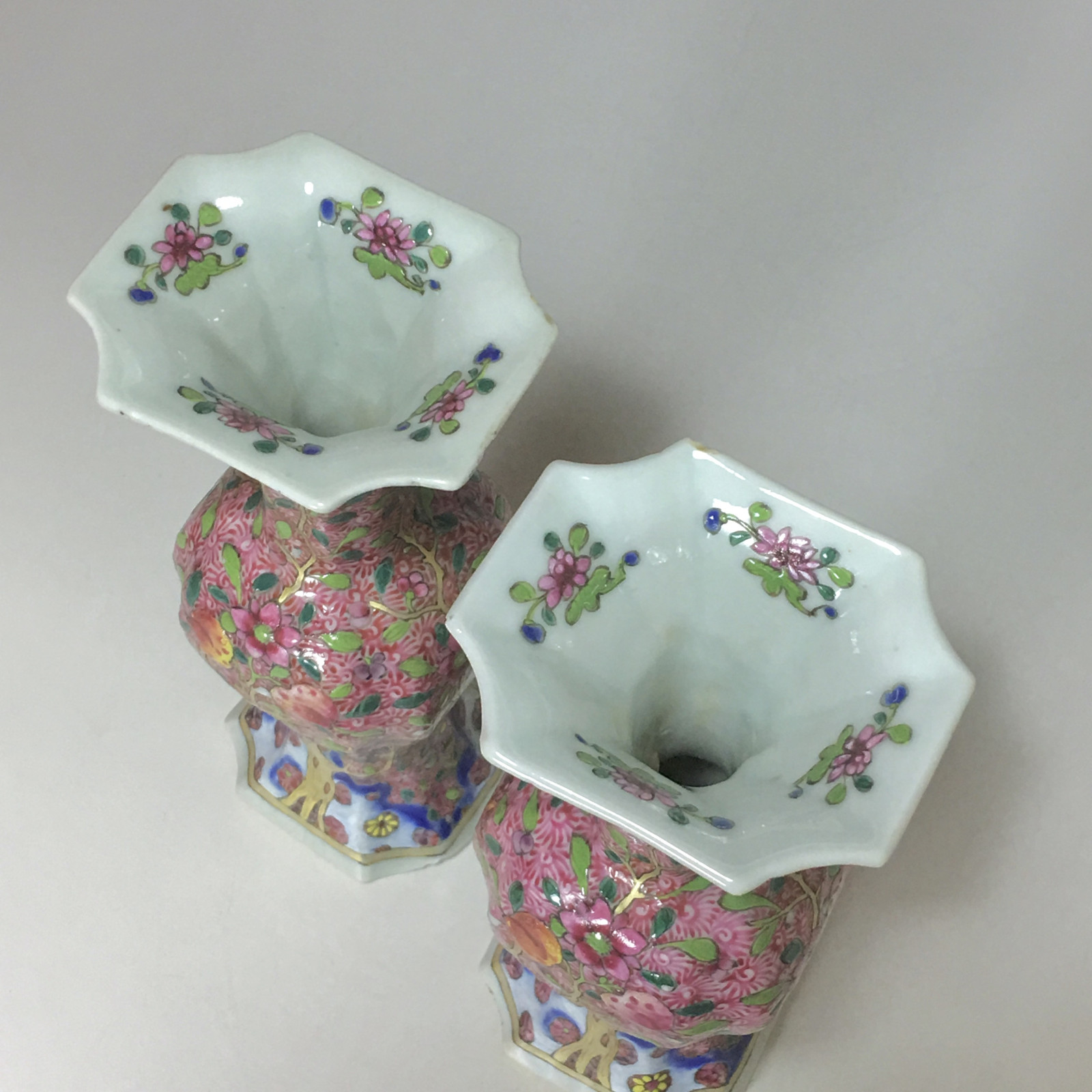 Chine – Paire de vases de la famille rose - Dynastie Qing, XVIIIe siècle