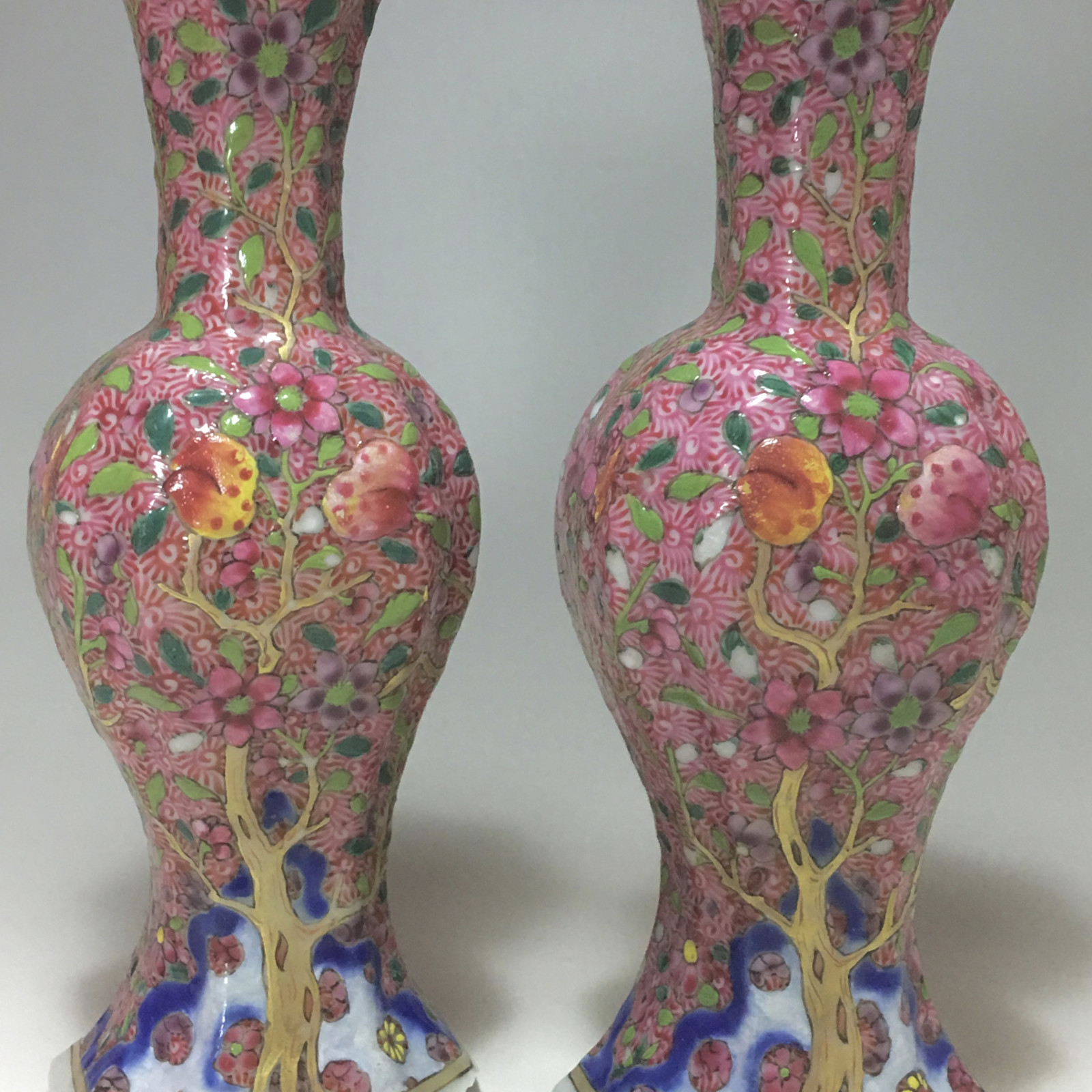 Chine – Paire de vases de la famille rose - Dynastie Qing, XVIIIe siècle