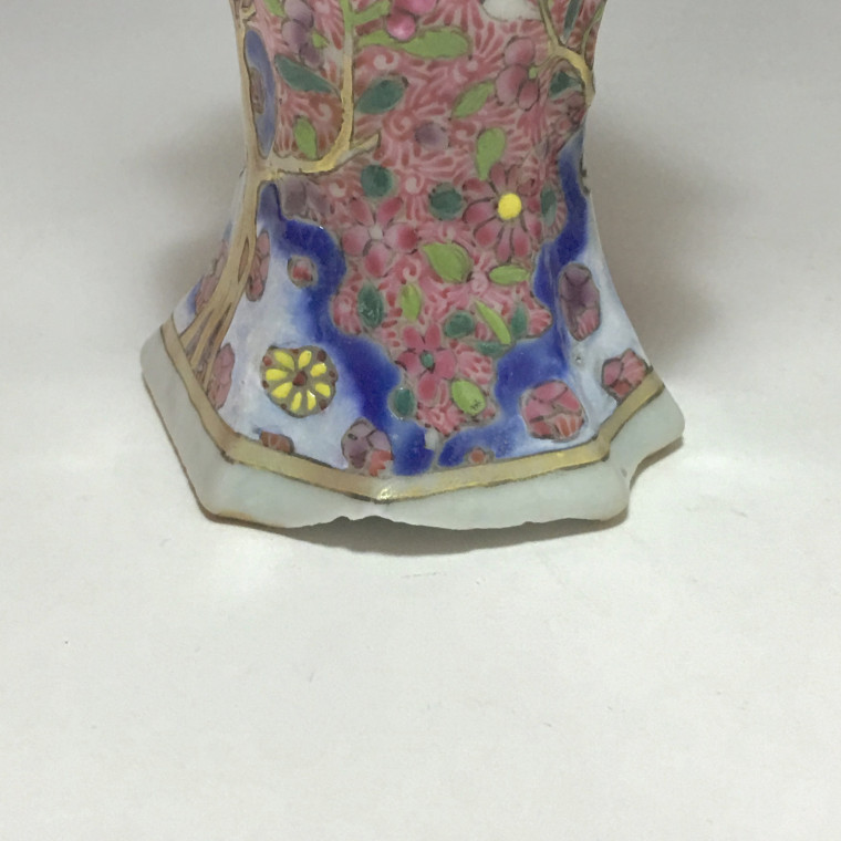 Chine – Paire de vases de la famille rose - Dynastie Qing, XVIIIe siècle