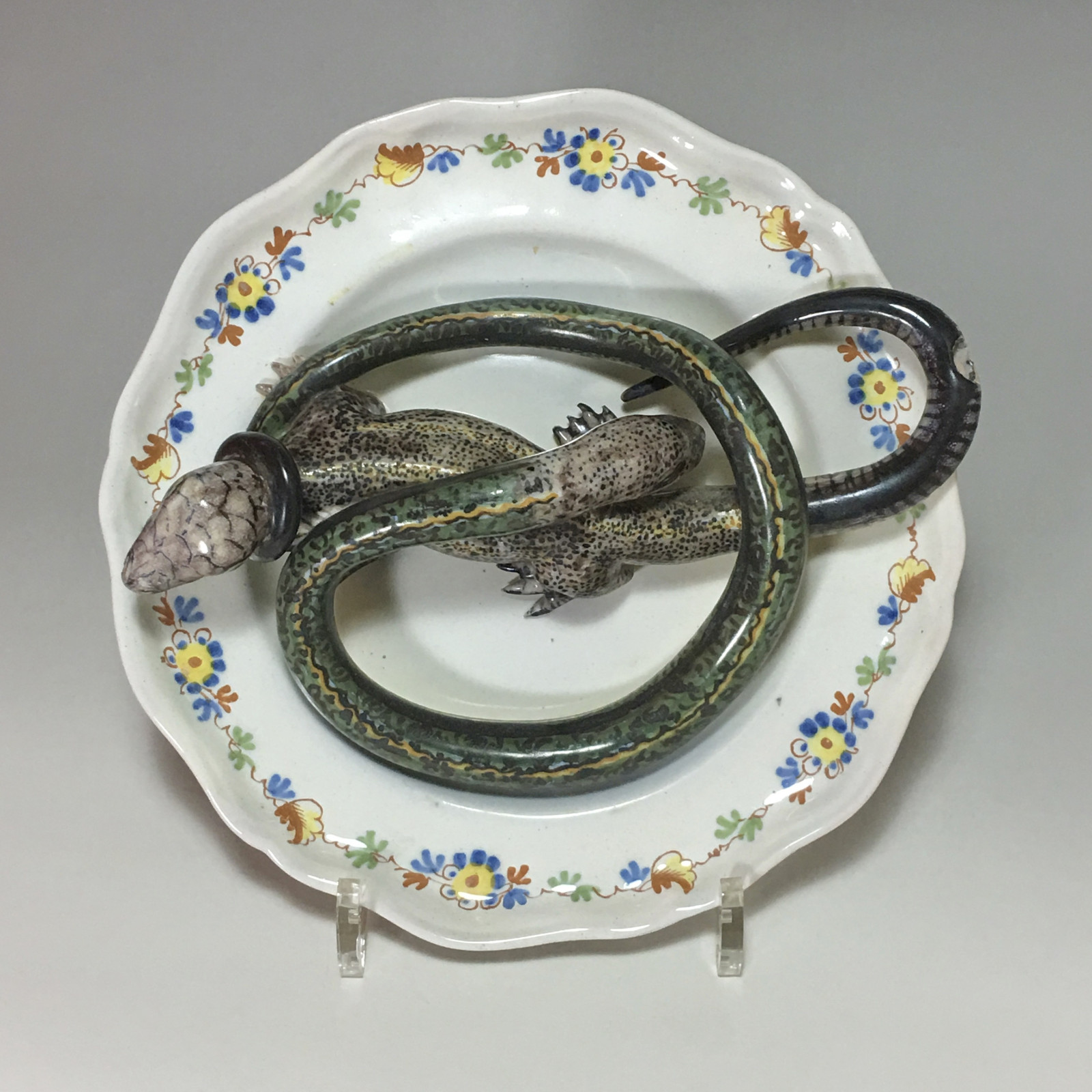 Assiette en faïence d'Alcora décorée en trompe-l'oeil - XVIIIe siècle