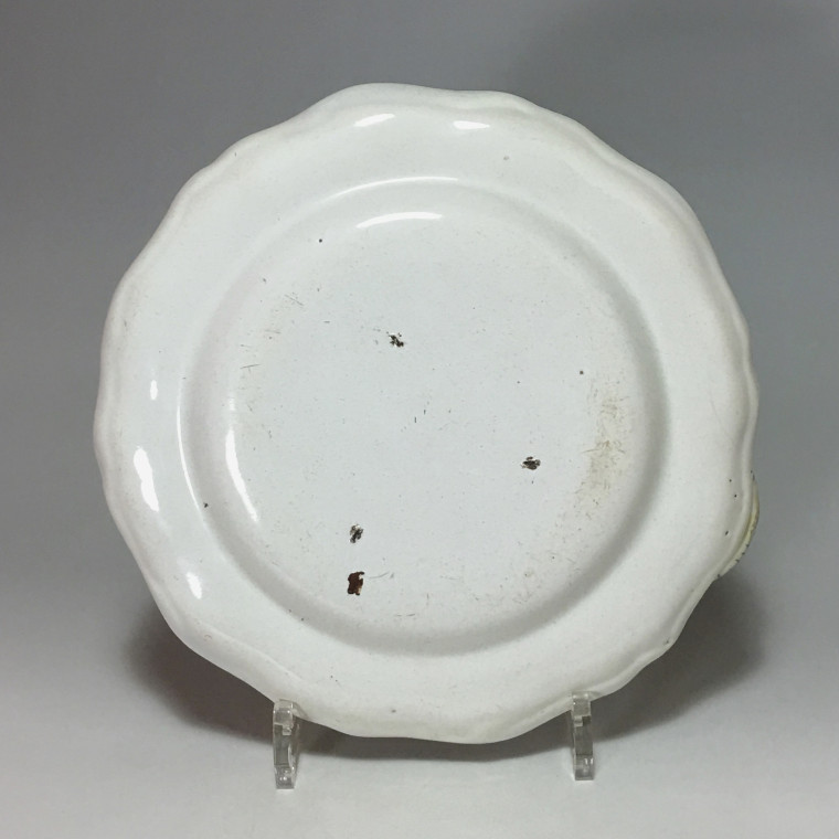 Alcora earthenware plate decorated in trompe-l'oeil - Eighteenth century