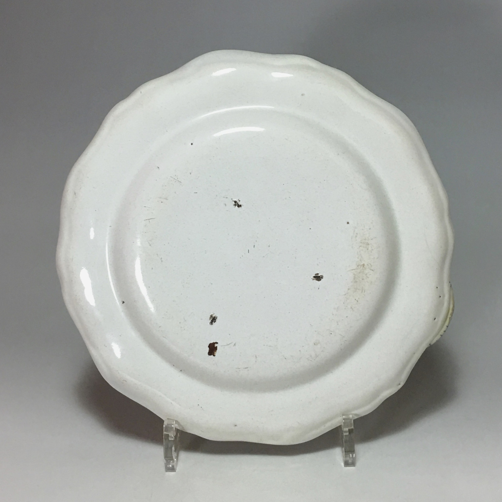 Alcora earthenware plate decorated in trompe-l'oeil - Eighteenth century