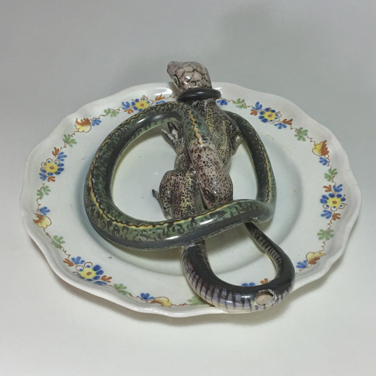 Alcora earthenware plate decorated in trompe-l'oeil - Eighteenth century