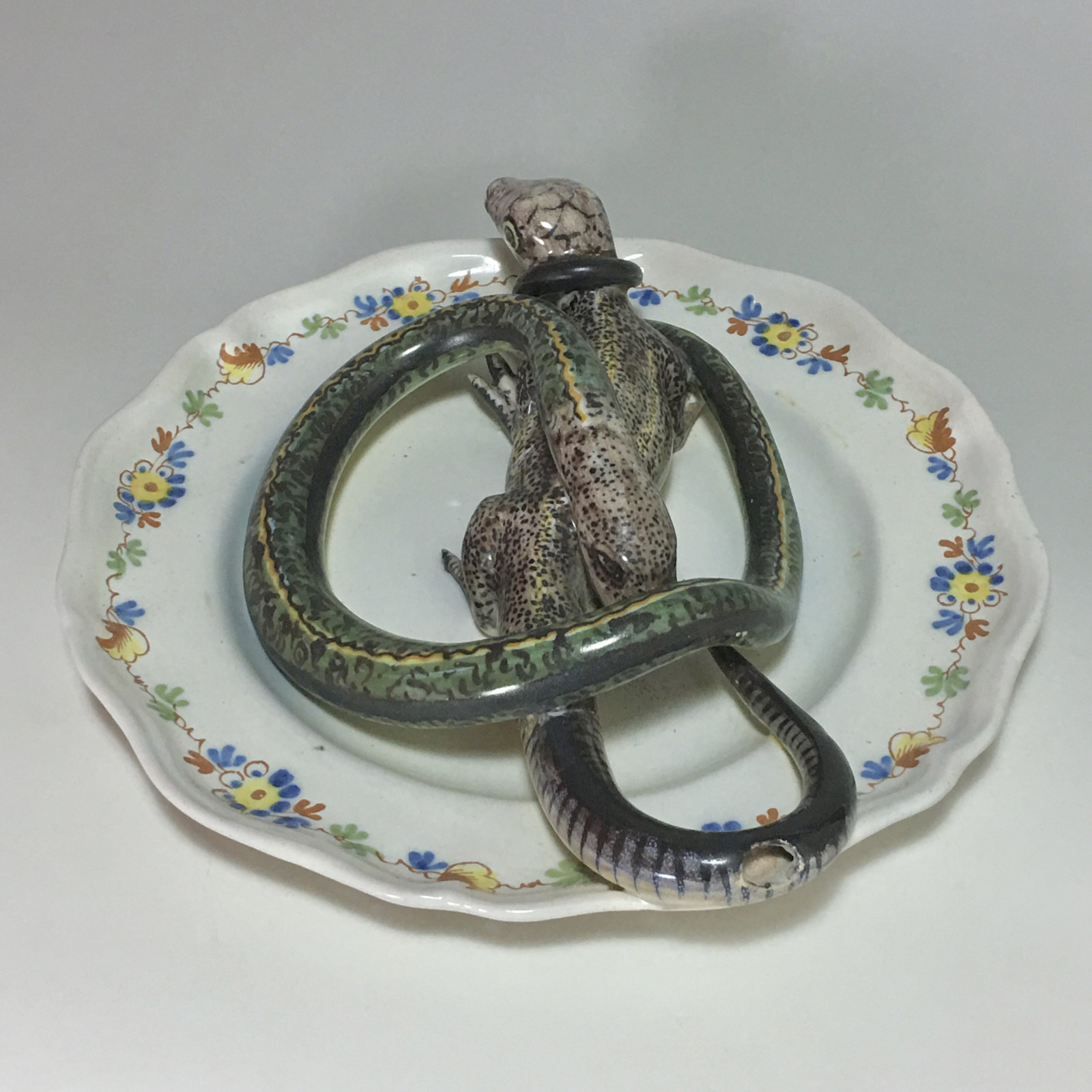 Alcora earthenware plate decorated in trompe-l'oeil - Eighteenth century