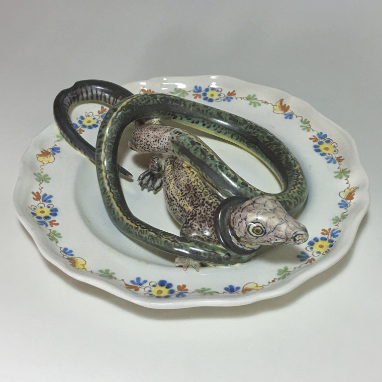 Alcora earthenware plate decorated in trompe-l'oeil - Eighteenth century