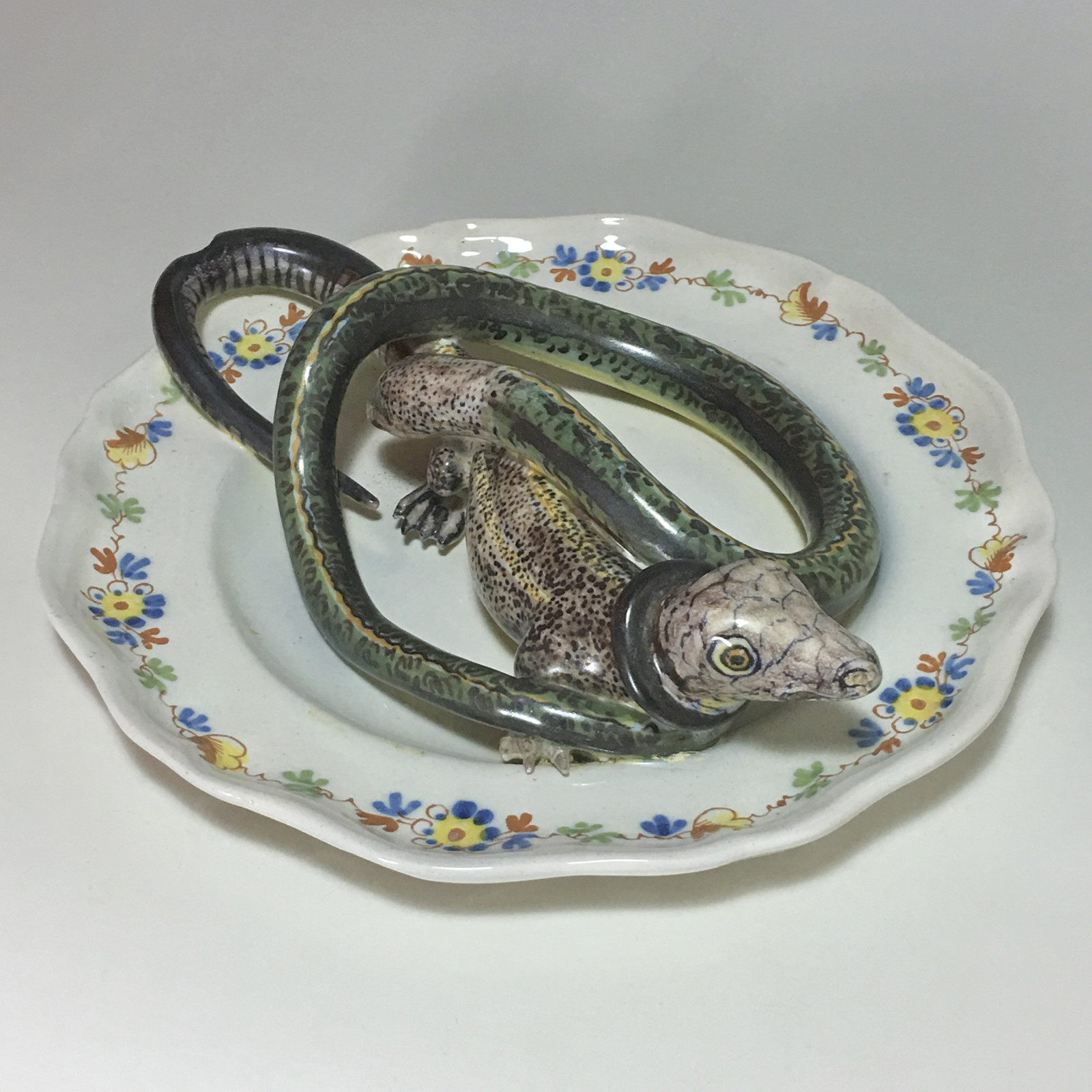 Alcora earthenware plate decorated in trompe-l'oeil - Eighteenth century