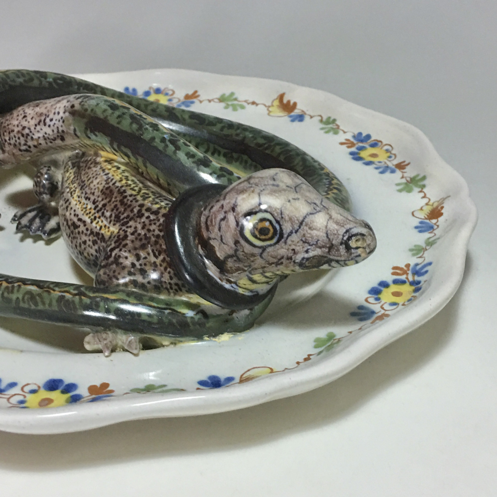 Assiette en faïence d'Alcora décorée en trompe-l'oeil - XVIIIe siècle