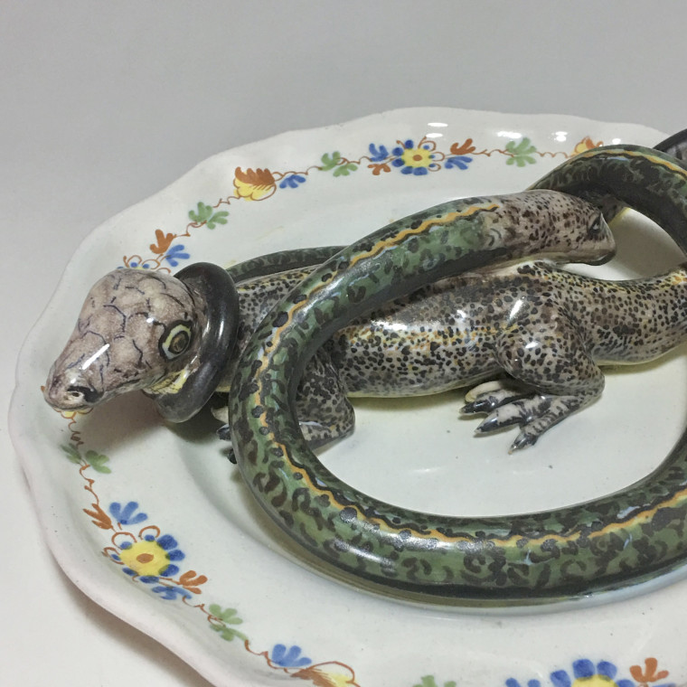 Alcora earthenware plate decorated in trompe-l'oeil - Eighteenth century