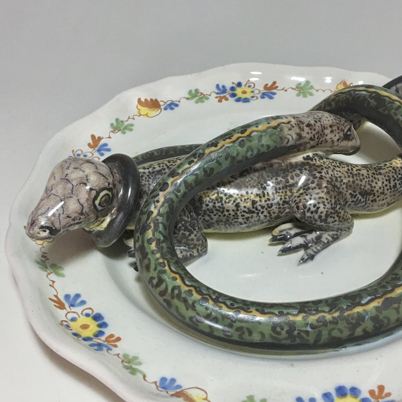 Assiette en faïence d'Alcora décorée en trompe-l'oeil - XVIIIe siècle