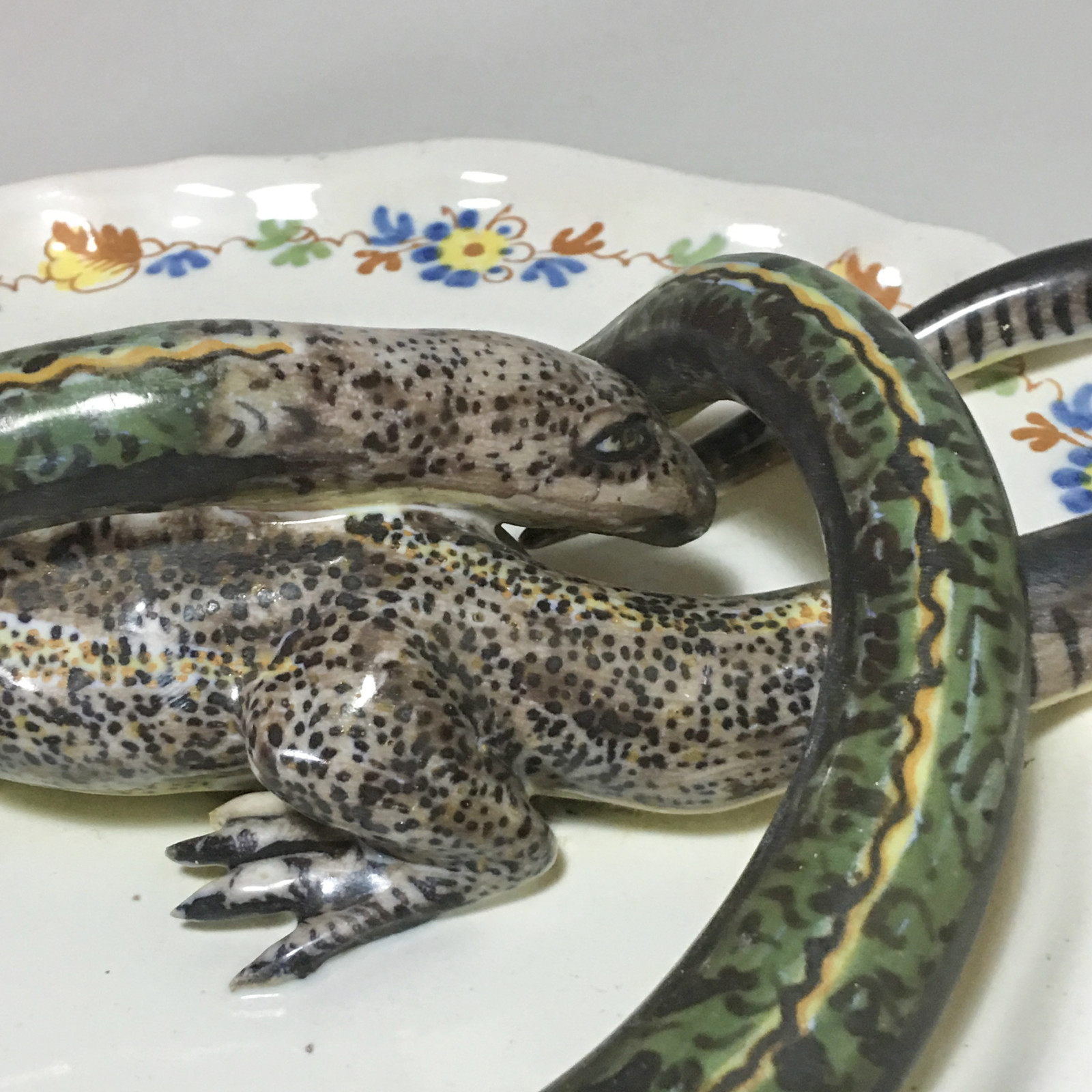 Assiette en faïence d'Alcora décorée en trompe-l'oeil - XVIIIe siècle