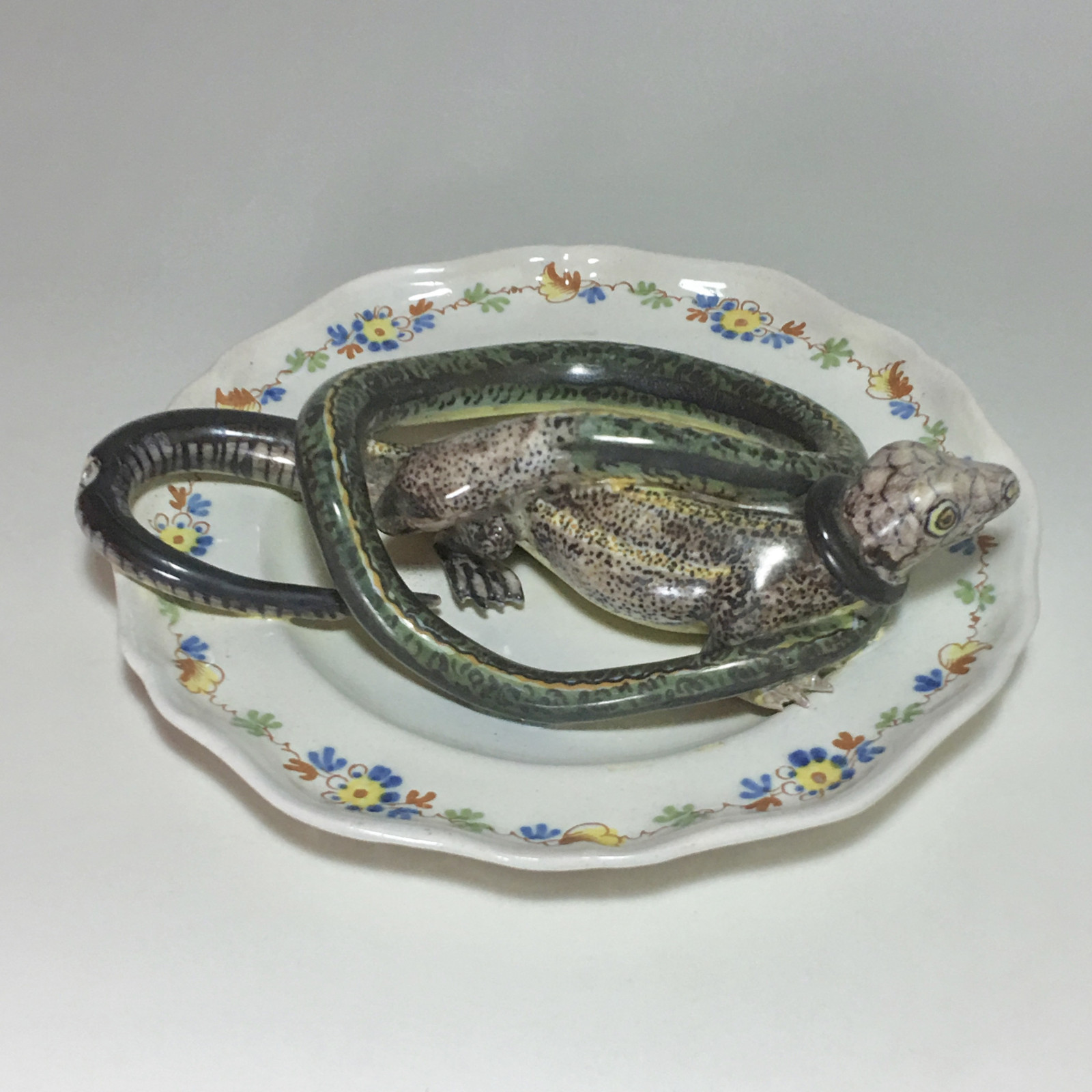 Assiette en faïence d'Alcora décorée en trompe-l'oeil - XVIIIe siècle